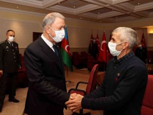 Bakan Akar, ’topraklarını kurtarma’ sözünü tutan Azerbaycanlı şehit subayın ailesi ile bir araya geldi