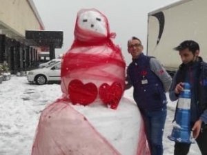 Market çalışanları 2,5 metre uzunluğunda kardan gelin yaptı