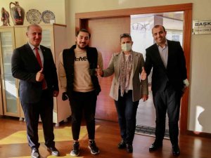 Biyonik kollarının mutluluğunu Başkan Çerçioğlu ile paylaştı