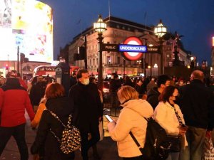 İngiltere’de Covid-19 salgının başından bu yana en yüksek günlük vaka