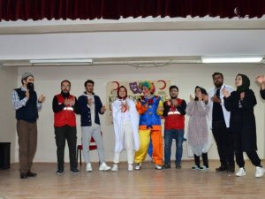 Kızılay tiyatrosu Tercan’da minik öğrencilerle buluştu