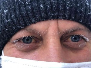 Kars’ta soğuktan vatandaşın kirpikleri buz tuttu