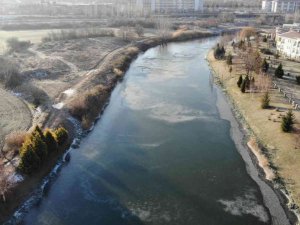 Buzla kaplanan Porsuk Çayı havadan görüntülendi