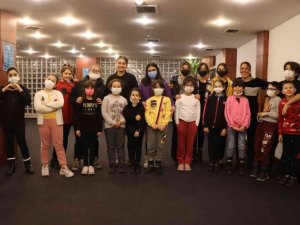 Nazilli Belediyesi Tiyatro Topluluğu sahneye merhaba dedi