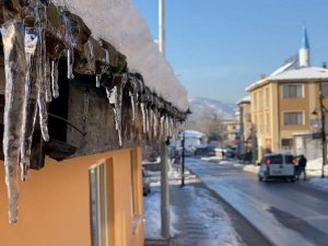 Bartın’da soğuk hava buz sarkıtları oluşturdu