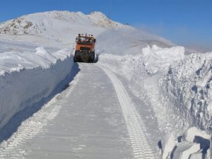 Sınır hattında kar kalınlığı 3 metreyi buldu