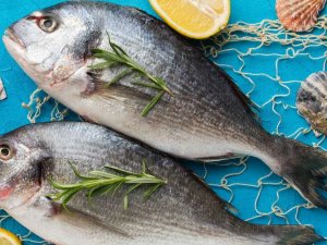 Güçlü bir bağışıklık için meyve ve balık