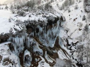 Sivas’ta Sibirya soğukları şelaleyi dondurdu
