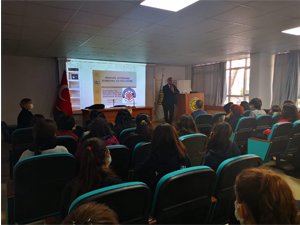 Akademisyenler Aydın Lisesi’nde ders vermeye devam ediyor