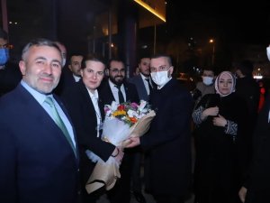 Kandemir, Bilecik’te çiçeklerle karşılandı