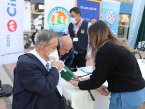 Mezitli Belediyesi, vatandaşlara tansiyon ve şeker ölçümü yaptı