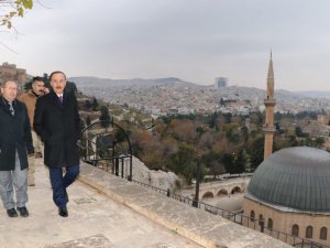 Vali Erin, kale çevresinde inceleme yaptı