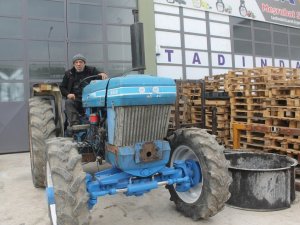Motor ustası düz traktörü 4x4 hâline getiriyor