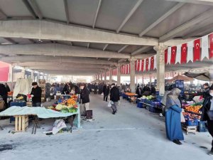 Altıntaş’ta modern Kapalı Pazar Yeri hizmete girdi