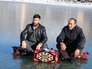 Donan Çıldır Gölü üzerinde çay keyfi