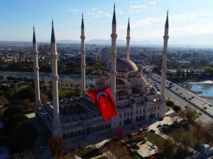 Türkiye’nin en büyük ilk Türk bayrağı Merkez Camisi’ne asıldı