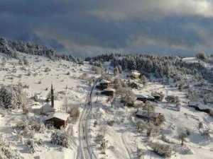 Karla kapanan köylerde mest eden kış güzelliği