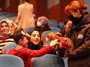 Esenyurt’ta çocuklara hayvanları sevdiren gösteri