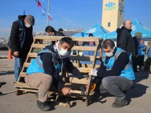 Sokak hayvanları için atık paletlerden kulübe yapıyorlar