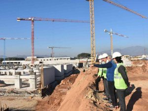Vali Yardımcısı Şahin Şehir Hastanesi inşaatında incelemelerde bulundu