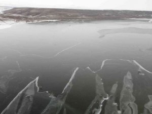 Kars’ın soğuğu bir günde baraj dondurdu