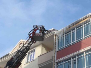 Tehlike saçan buz kütleleri temizlendi