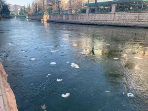 Yer yer donmuş Porsuk Çayı üzerinde ekmek parçaları