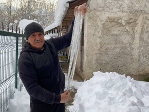 Bartın’da bir metrelik buz sarkıtları oluştu