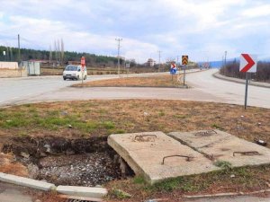 Kavşaktaki çökme, sürücüleri tedirgin ediyor