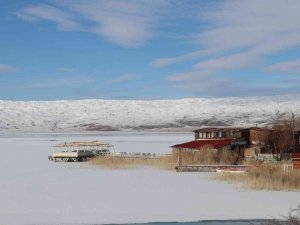 Sivas’ın en büyük gölü de buz tuttu