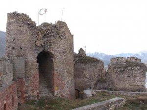 Oltu kalesi gövdesinde yarıklar oluştu