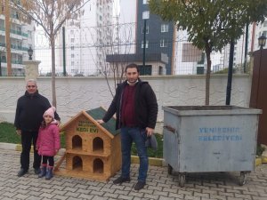 Yenişehir Belediyesi atık malzemelerden sokak hayvanların için yuva yaptı