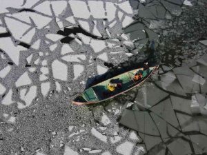 Kıyıları donan Beyşehir Gölü’nde balıkçıların buz kırma mesaisi