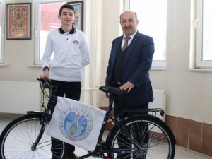 Bilgi Yarışmasında Türkiye ikincisi olan Kütahyalı öğrenciye bisiklet ödülü