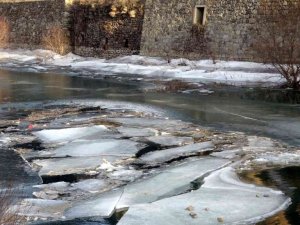 Türkiye’nin en hızlı akan nehri olan Çoruh buz tuttu