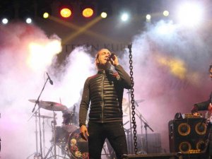 Kıraç ve Zeynep Bastık sevilen şarkılarıyla gazi şehirlileri mest etti