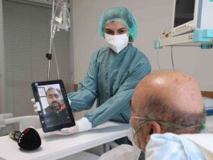 Covid-19 yoğun bakımında ailelerini göremeyen hastalar, aldıkları video mesajlar ile moral buluyor