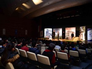 “Feda” tiyatro oyunu Kahramankazan’da öğrencilerle buluştu