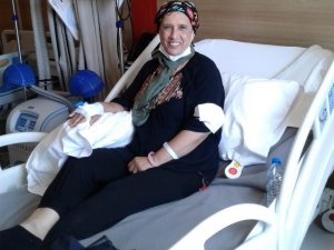 Telefonuna gelen mesajla mamografi çektirdi, kanseri yendi