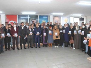 AK Parti Adıyaman’da yapılan yatırım ve hizmetleri anlatan broşürler dağıtıyor