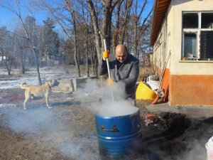 Belediye Başkanı kolları sıvadı, dev kazanlarda kemik pişirip hayvanları elleriyle besledi