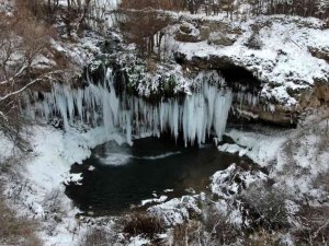 Buz tutan şelalede metrelerce sarkıtlar oluştu