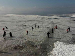 Buz tutan gölde tehlikeye rağmen yürüyüp bisiklet sürdüler