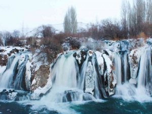 Muradiye Şelalesi beyaz gelinliğiyle misafirlerini ağırlıyor