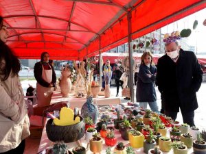 Yeni yıl hediyeleri üreten kadınlardan