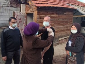 Kumluca’nın uzak mahallelerinde vatandaşlara ‘evde aşı hizmeti’