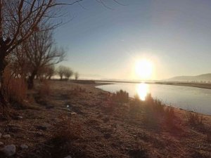 Işıklı Gölü buz tuttu, balıkçılar gölün üzerinde yürüdü