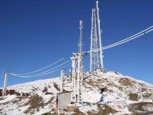 Şemdinli’de elektrik direkleri buz tuttu