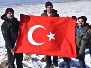 Sarıkamış şehitlerini anmak için bin 910 rakımlı, karla kaplı Karacadağ’a çıktılar