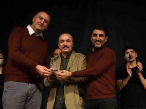 Kartal Belediye Tiyatrosu’nun sahneye koyduğu ‘Eşeğin Gölgesi’ oyununun galası yapıldı